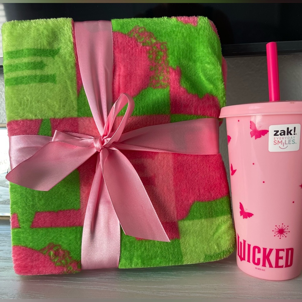 Wicked Glinda Pink🩷 and Green 💚Blanket with Pink Tumbler Combo!